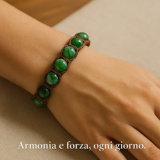 Bracciale indossato – Agata verde su polso sinistro, pietre lucide e cordino cerato